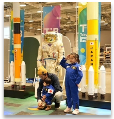 宇宙服やロケットの展示の様子