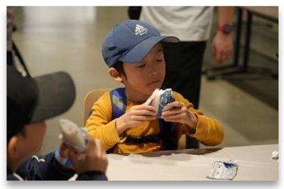 宇宙食（おにぎり）の試食の様子
