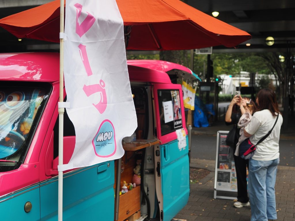 クレープ”の販売を行うキッチンカーの様子