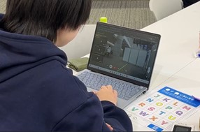 学生がアバターロボットを操作している実証実験の様子。日野キャンパス2号館で実施しました。