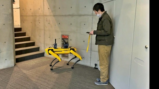 ローカル5G環境下で四足歩行ロボットの障害物・階段走破性を確認する実証の様子