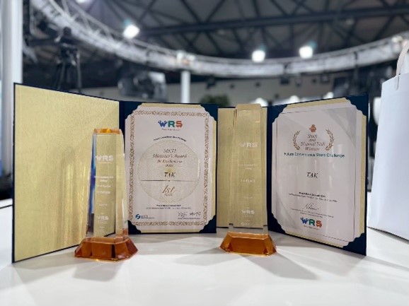 経済産業大臣賞他の賞状とトロフィー