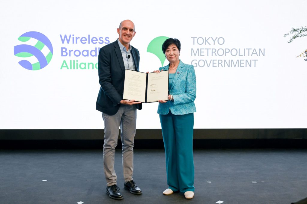 東京都知事　小池百合子とWireless Broadband Alliance CEO　ティアゴ ロドリゲスがMOUを持つ写真