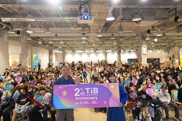 野口 聡一氏と講演会参加者の集合写真