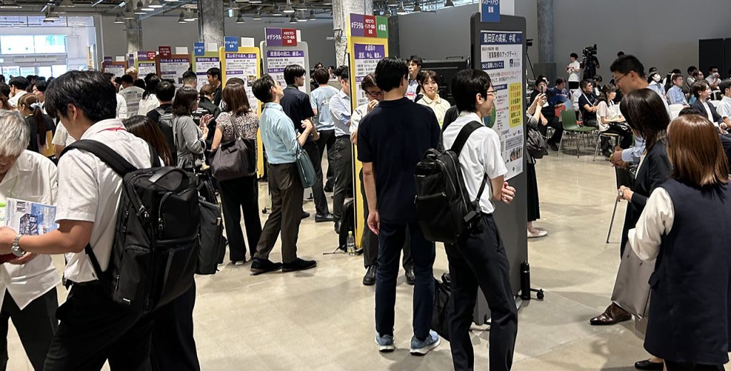都庁24局、11自治体の計35組織が現場課題等の内容をポスター形式で掲示風景