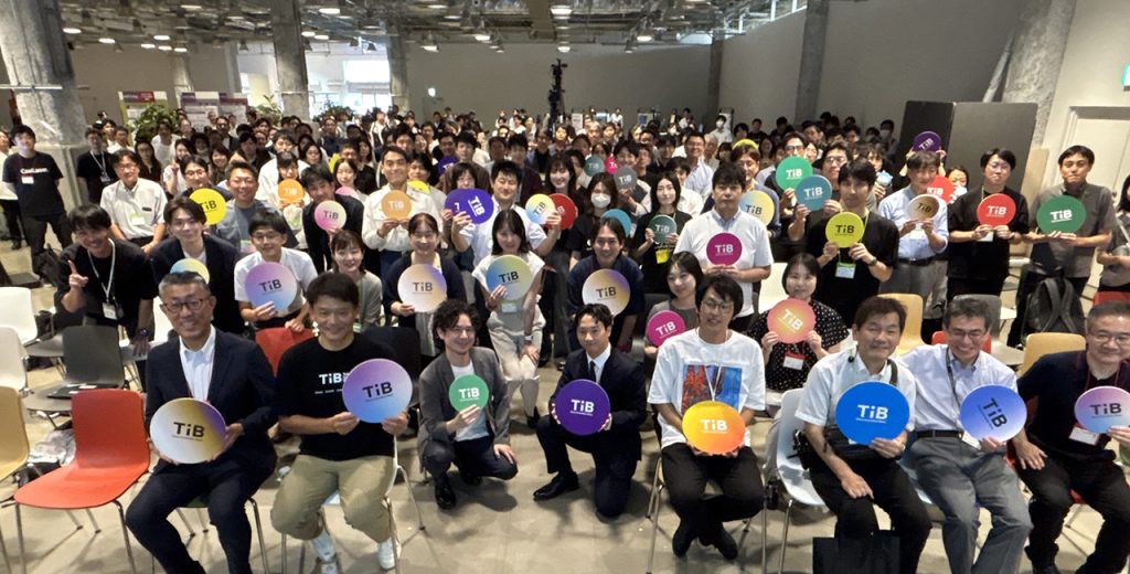 登壇者および参加者による集合写真