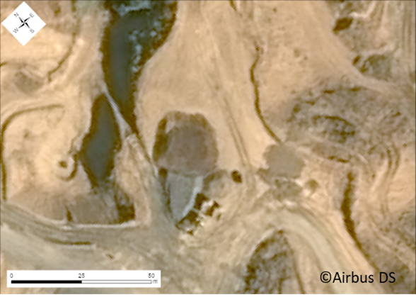 光学衛星画像（中央が盛土部。面積438㎡　盛土高さ2.3m）
