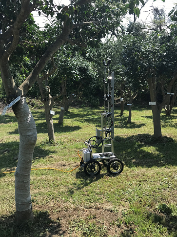農薬散布用の⾃律⾛⾏型ロボット