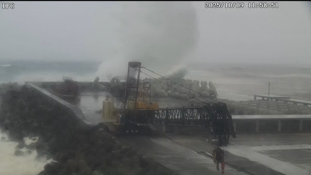 八丈島神湊港の台風時の状況