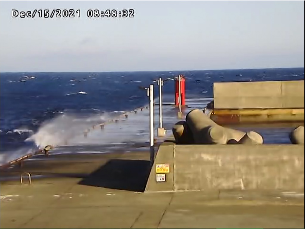 ライブカメラ映像の例利島港冬季の波浪による岸壁への越波状況のイメージ
