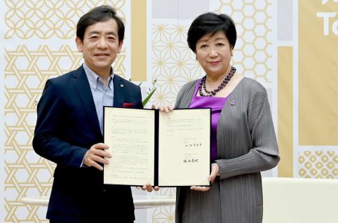 東京都 小池百合子知事とNTT東日本 澁谷直樹社長が協定書を持つ写真