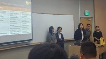 留学先の海外大学院でプレゼンテーションをする研修生の写真