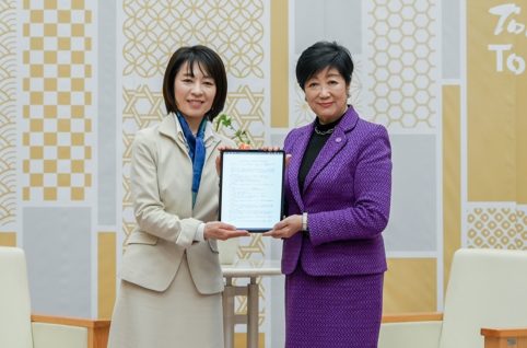 小池東京都知事・横田広島県知事による協定書お披露目