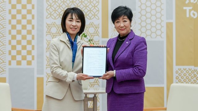 小池東京都知事・横田広島県知事による協定書お披露目