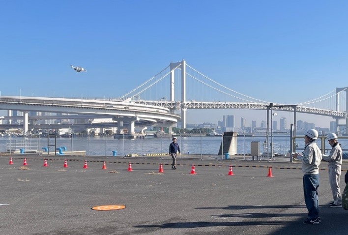 職員による飛行訓練の様子