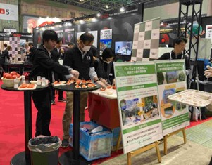 試食用トマトの提供及びパネルの説明の様子