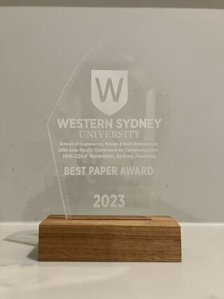 Best Paper Awardの記念の盾